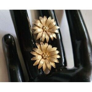 Signed Giovanni Gold Tone Poinsettia Flower Vintage Clip Earrings